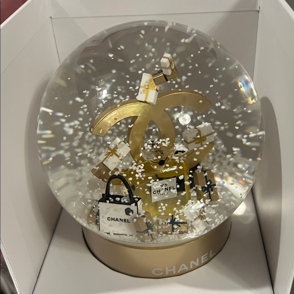 CHANEL Snow Globe with Gold and Black Details - Picture 3 of 5